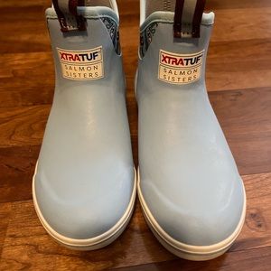 Xtratuf 6" SALMON SISTERS ANKLE DECK BOOT- WOMEN’S Light Blue/Blue Mermaid Life